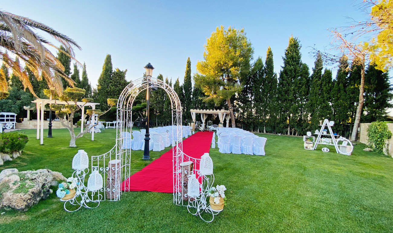 decoración-ceremonia-con-arco-Finca-Don-Quijote_Castillo Bonavia