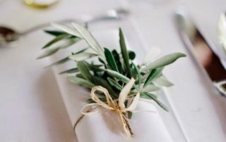 decoracion de mesas en bodas con hojas de olivo