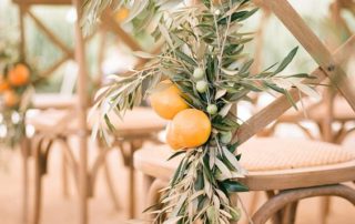 decoracion de sillas en bodas con hojas de olivo y limones