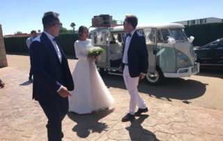 Novios en Volkswagen-Boda Soraya y Jorge-Hotel Castillo Bonavia (2)