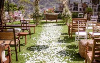 camino-altar-petalos-de-rosa