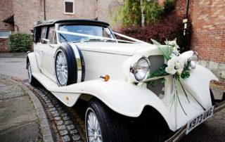 coche antiguo novios-6