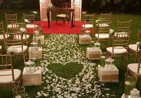 altar con petalos de rosa