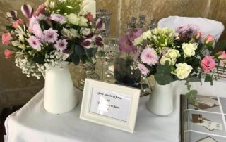 jarras con flores para decorar mesas de bodas