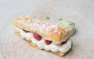 Hojaldre de Mascarpone frambuesas y helado de pistacho-carta-Castillo Bonavia