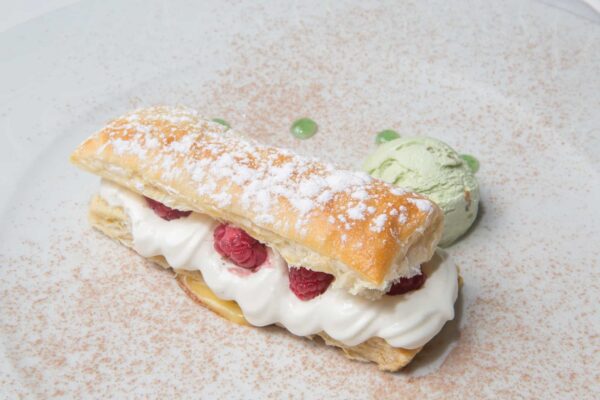 hojaldre de Mascarpone frambuesas y helado de pistacho carta Castillo Bonavia