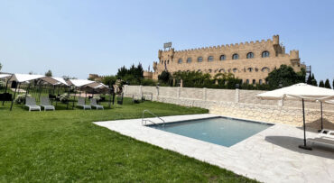 Castillo-Bonavia-Exterior-Piscina-y-tumbonas