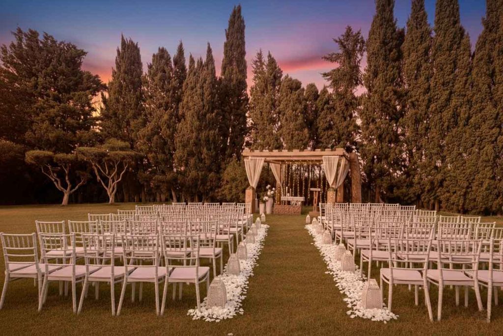 Ceremonia de boda al atardecer en los jardines de Finca Don Quijote en Castillo Bonavía